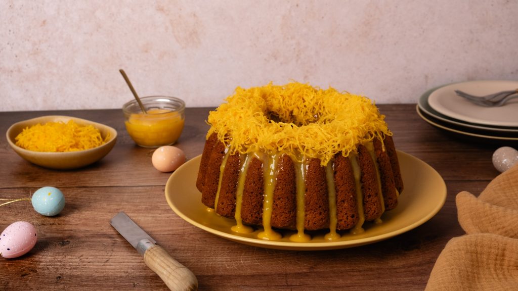 Bolo de Páscoa de Amêndoa com cobertura de Ovos Moles e Fios de Ovos